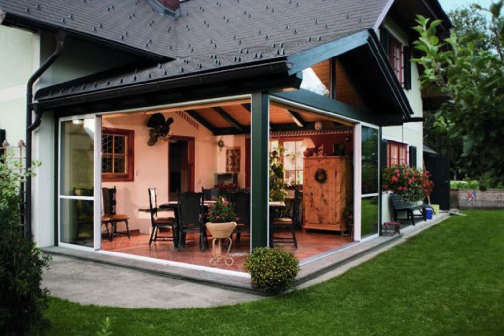 Ein Haus mit einer großen Veranda mit Glasschiebetüren