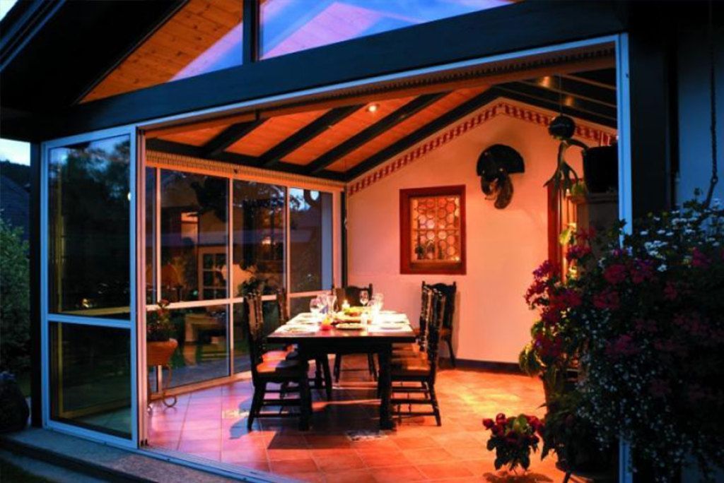 Ein Esszimmer mit einem Tisch und Stühlen darin