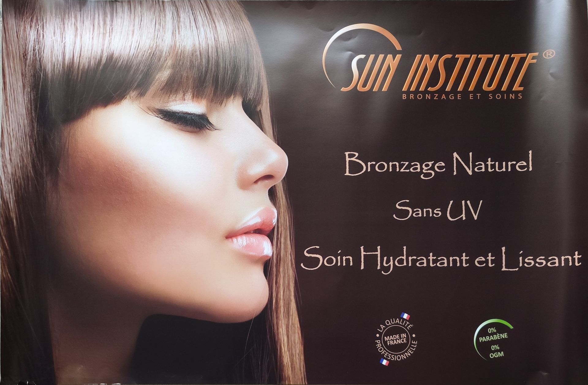 Femme à la peau décolorée, l'air pensif. Structure chimique complexe superposée.