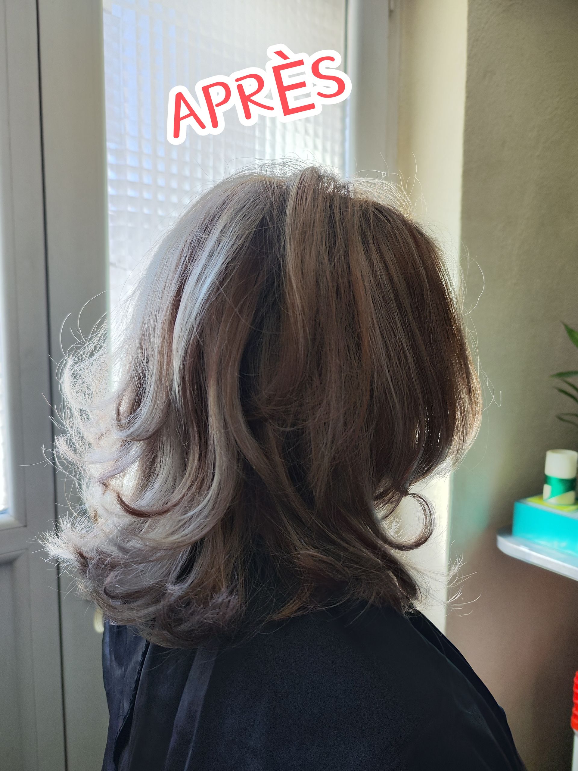 Cheveux bruns d'une femme avec mèches.