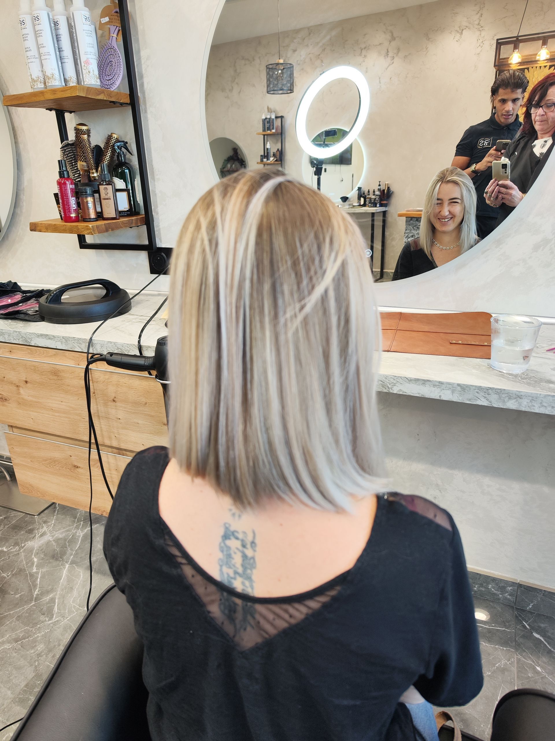 Femme au carré blond, se reflétant dans un miroir.