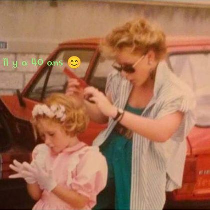 Personne blonde dans un salon avec une coiffure frisée.