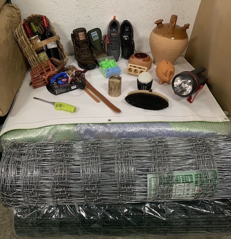 Una mesa con una pila de alambre de púas y varios elementos sobre ella.