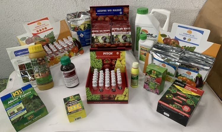 Una mesa llena de muchos tipos diferentes de productos químicos.