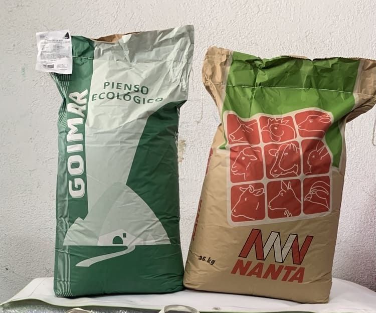 Dos bolsas de comida están una al lado de la otra en una mesa.