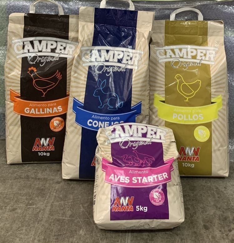 Varias bolsas de comida para perros campistas están sobre una mesa.