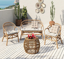 Collection Minorque. Salon en rotin comprenant un canapé deux places et deux fauteuils.