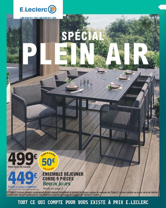 SPÉCIAL PLEIN AIR. 499 € prix payé en caisse. 50 € en ticket E.Leclerc avec la carte soit 449 €, dont 17,29 € d’éco-participation mobilier. Présentation d’une table avec 8 fauteuils en corde sur une terrasse en bois.