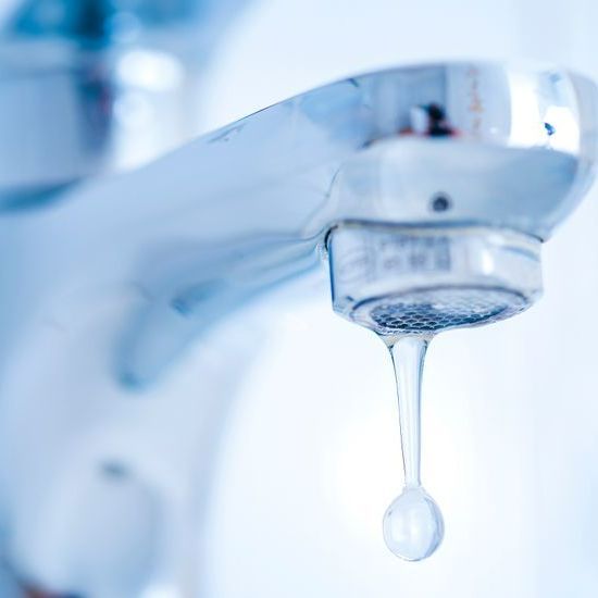 Une goutte d'eau sort d'un robinet