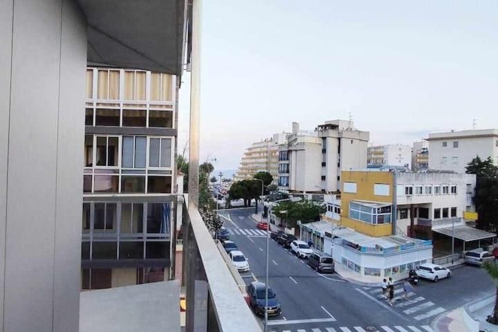 Una vista de una calle de la ciudad desde un balcón.