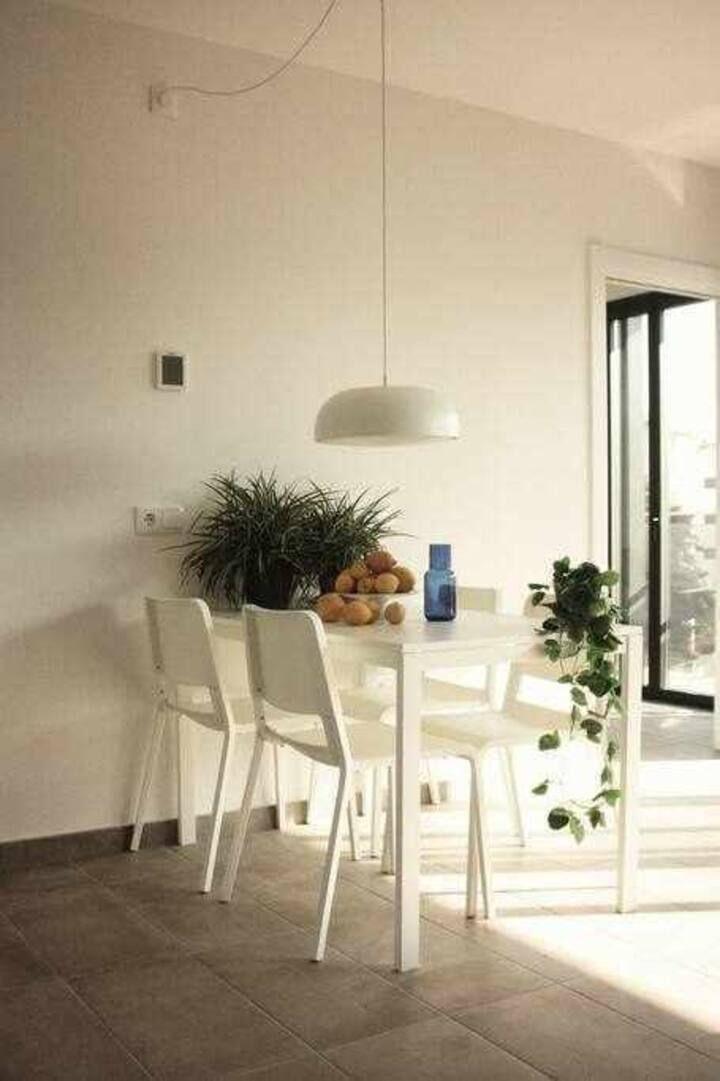 Hay una mesa y sillas en el comedor.