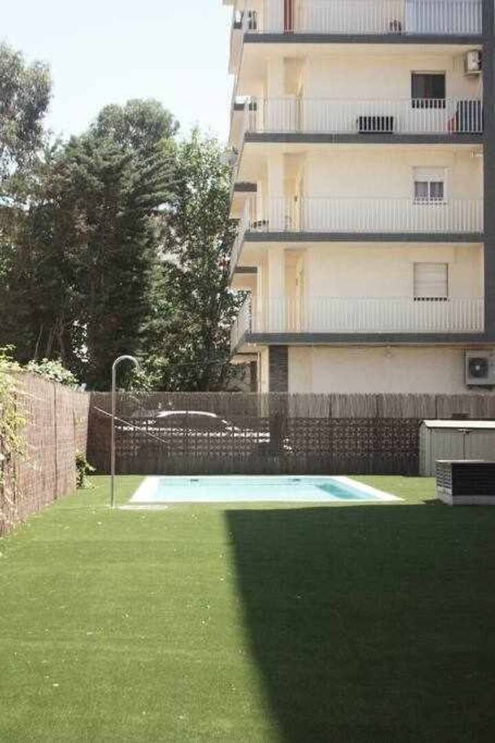 Hay una piscina en el patio trasero de un edificio.