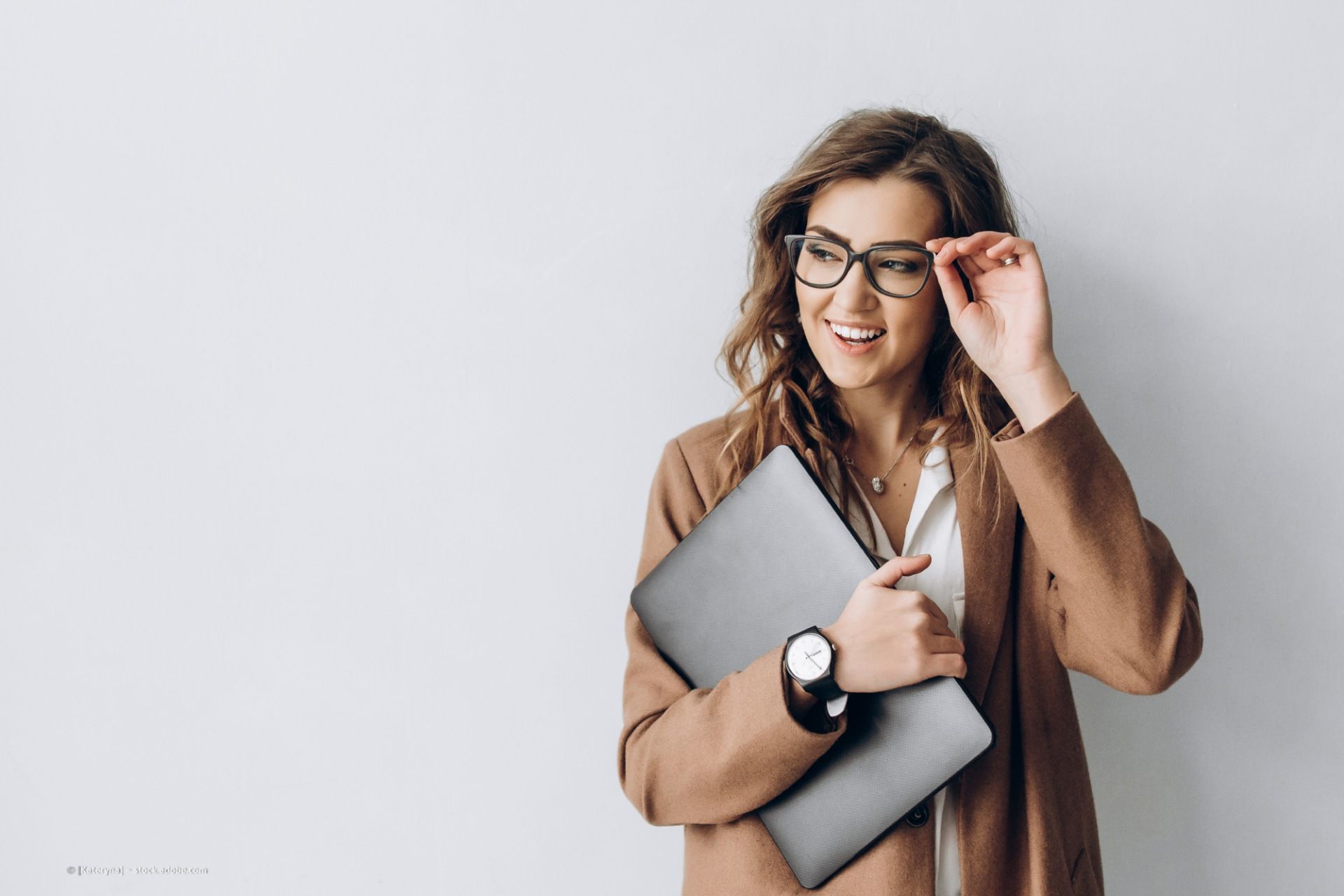 Geschäftsfrau mit moderner Brille