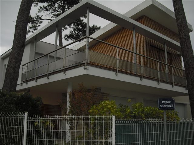 Architecte Laurent GEOFFROY, Royan. Maison St Georges de Didonne. Persiennes coulissants bois sur cadre métallique. Bandeau et casquette aluminium