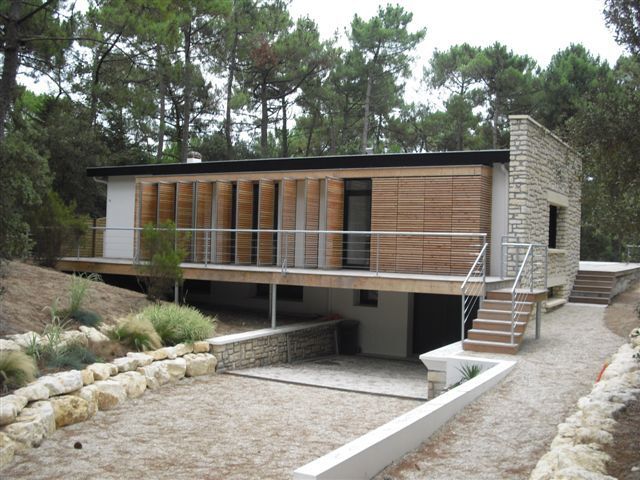 Architecte Laurent GEOFFROY, Royan. Maison St Georges de Didonne. Persiennes coulissants bois sur cadre métallique. Bandeau et casquette aluminium