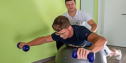 Ein Mann sitzt auf einem Pilatesball und hält Hanteln.