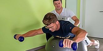Ein Mann sitzt auf einem Pilatesball und hält Hanteln.