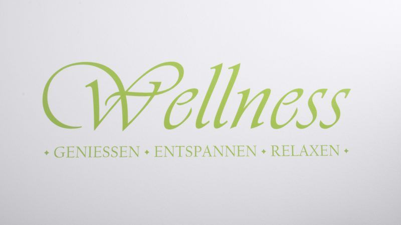 Das Wort Wellness steht auf weißem Hintergrund