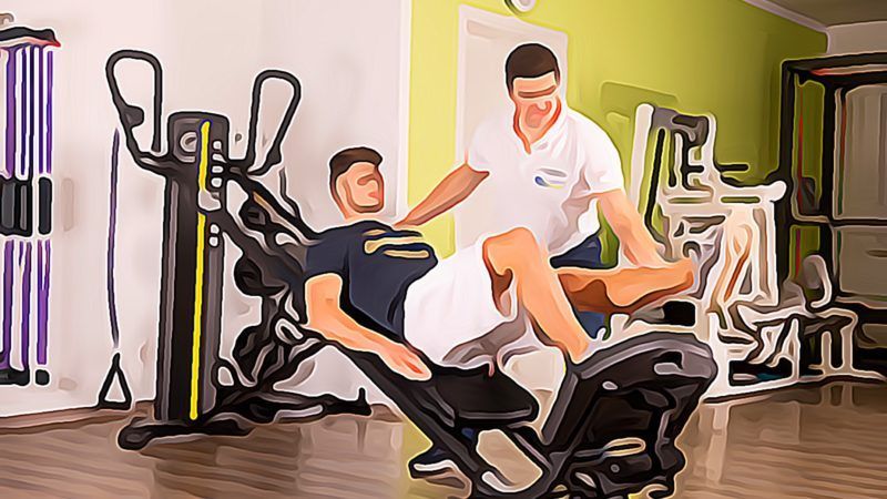 Ein Mann macht in einem Fitnessstudio Übungen an einem Gerät.