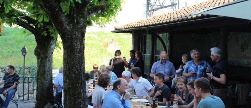 Menschen geniessen leckere italienische Speisen auf der Terrasse von La Piazza