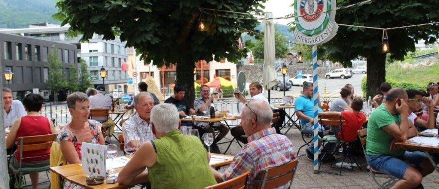 Menschen geniessen leckere italienische Speisen auf der Terrasse von La Piazza