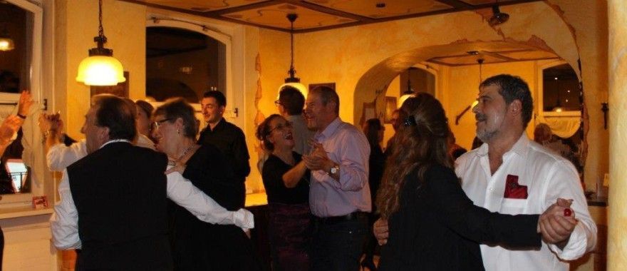 Menschen beim Tanzen im Restaurant La Piazza
