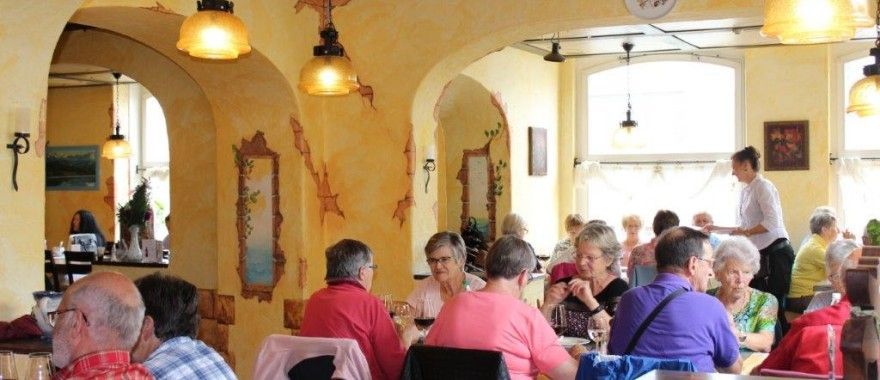Menschen beim Essen im grossen Saal von La Piazza