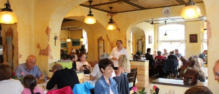 Menschen beim Essen im grossen Saal von La Piazza