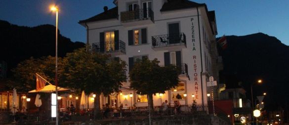 Das Restaurant La Piazza beleuchtet bei Nacht