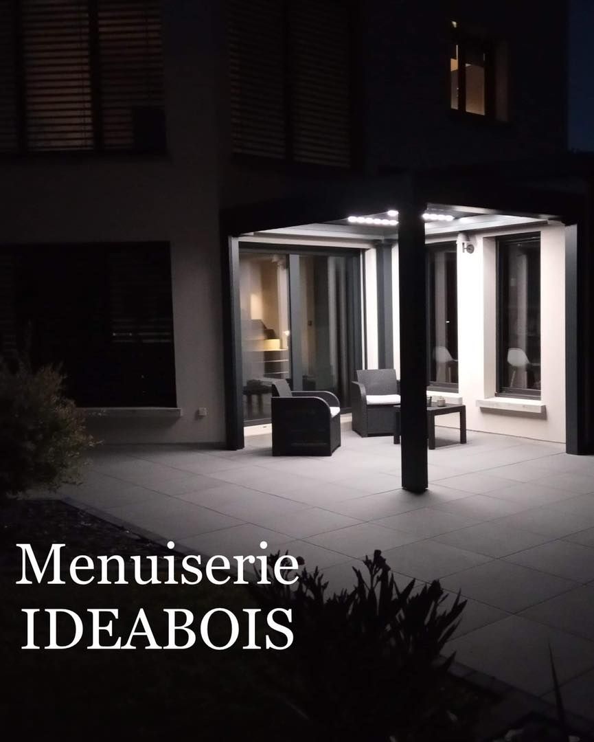 Entrée de maison avec pergola