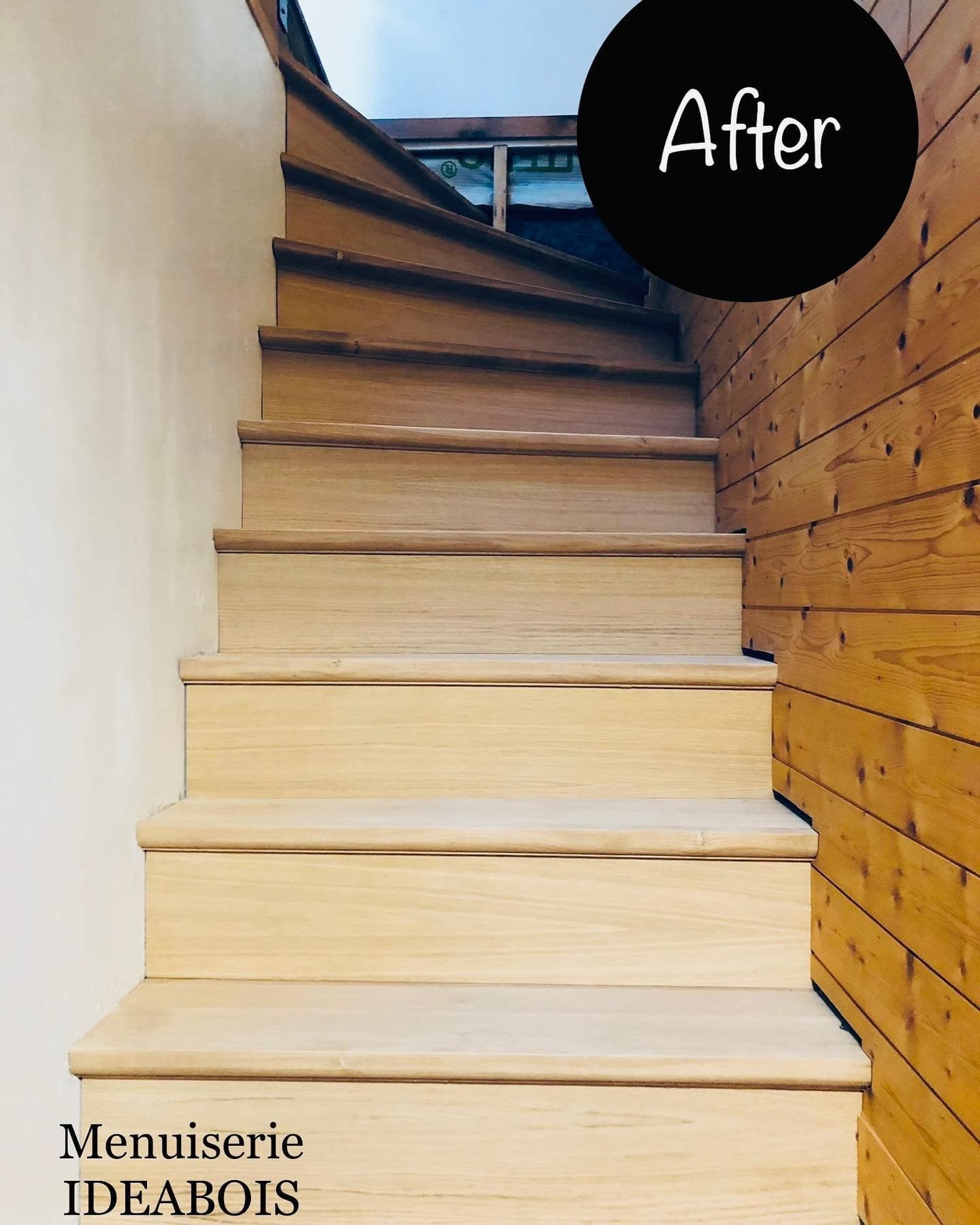 Escalier en bois aux marches claires. Inscription « Après » dans un cercle noir. Mur de droite lambrissé.