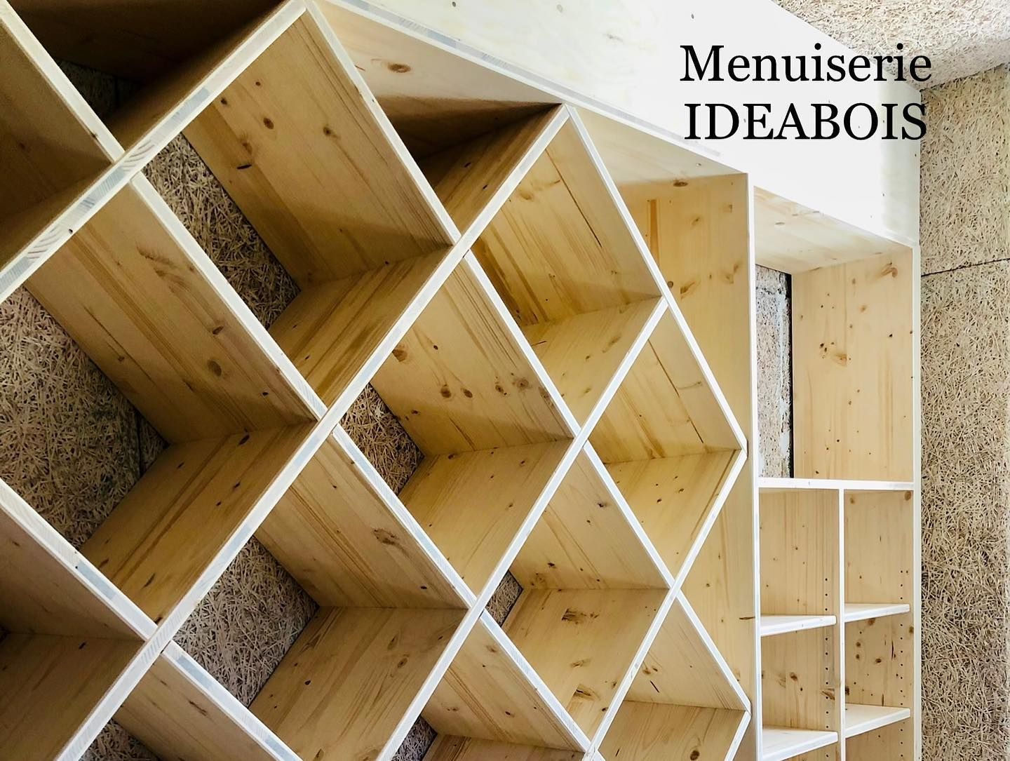 Des étagères en bois assemblées pour faire un casier à vin