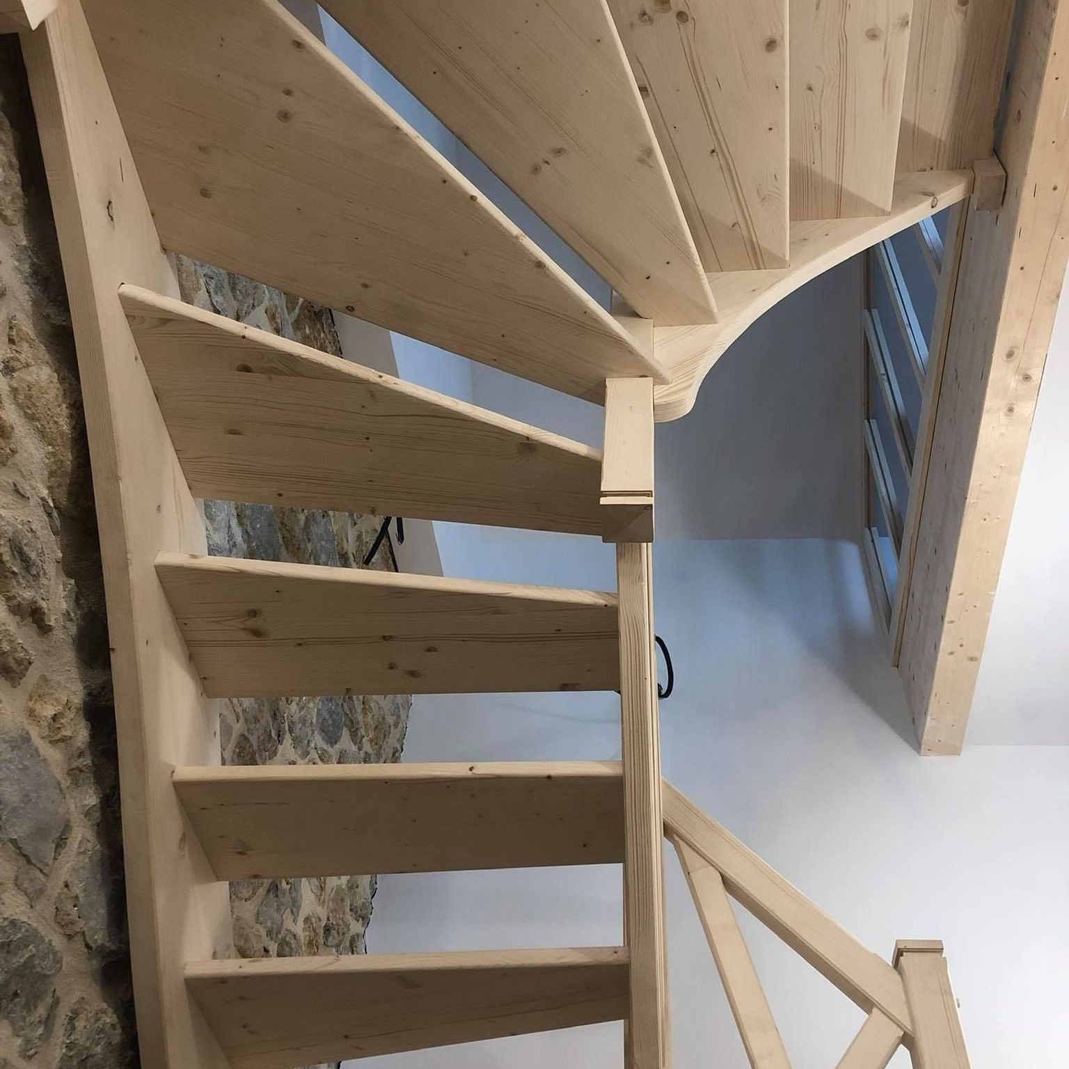 Escalier tournant en bois