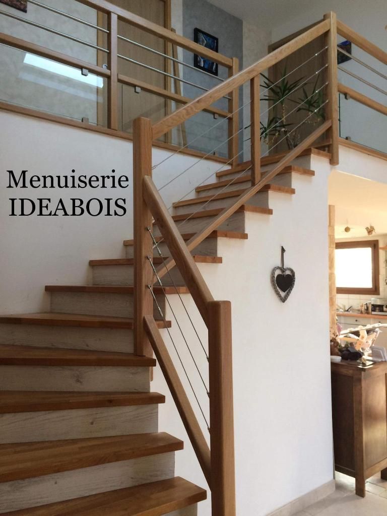 Escalier en bois avec une rampe en métal.