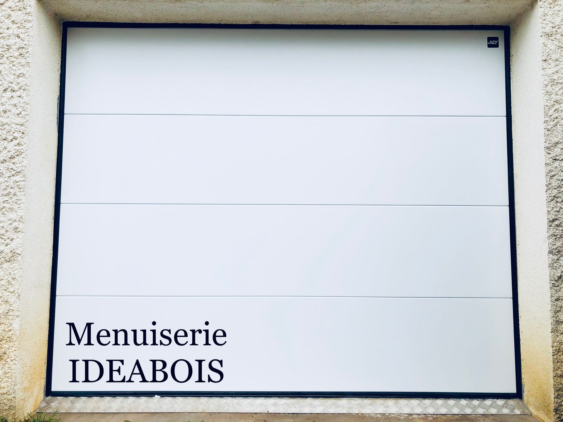 Porte de garage blanche avec lignes horizontales, garniture noire .