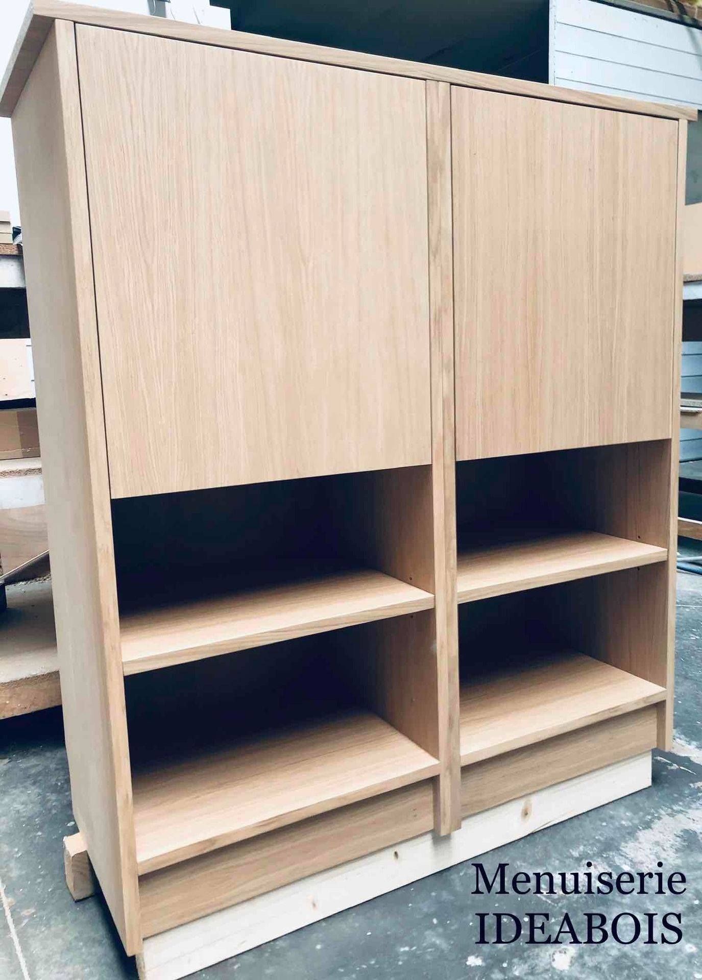 Meuble avec des placards en bois