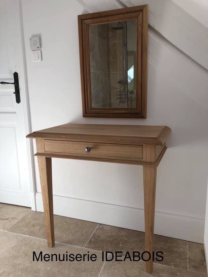 Console en bois avec tiroir et miroir, fixée sur un mur blanc.