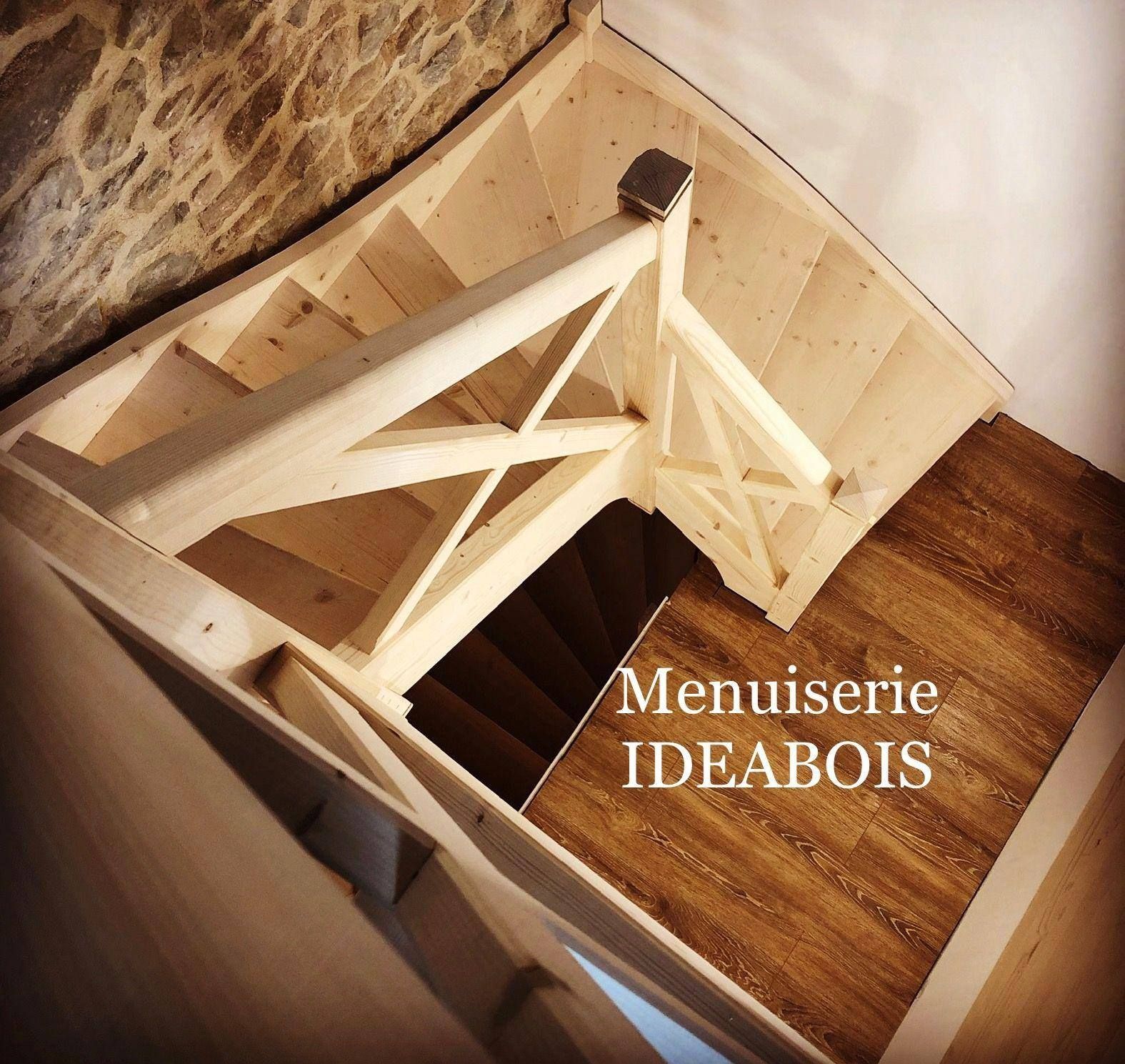 Escalier en bois avec une structure de support unique, visible d'en haut, dans une maison.