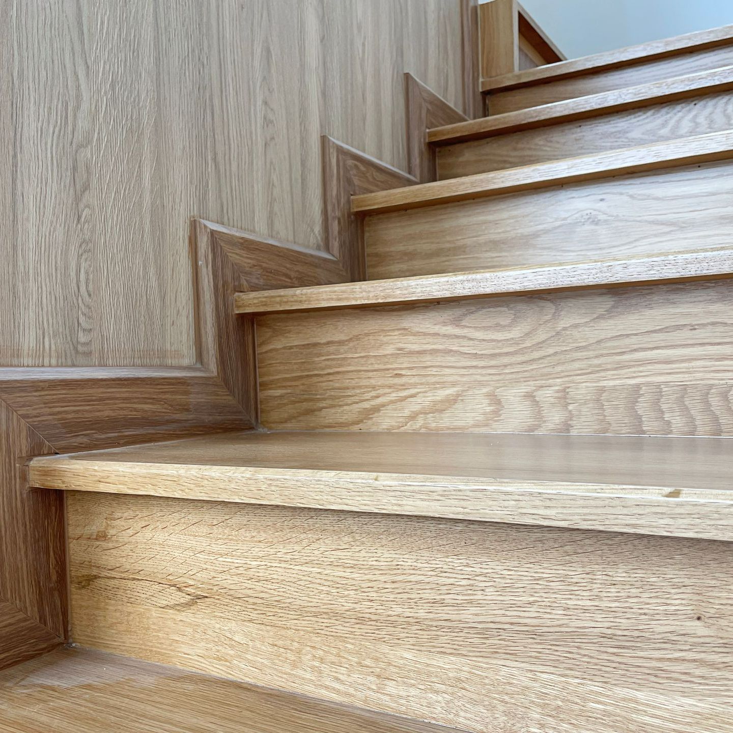 Escalier en bois avec finition bois naturel, vue rapprochée.