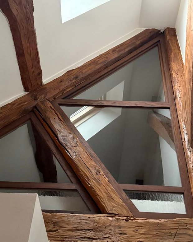 Une verrière séparant une cuisine du salon