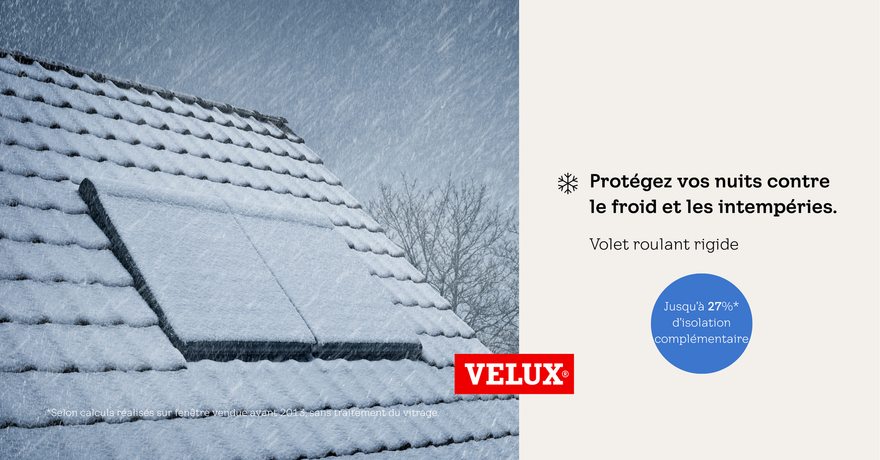 Deux puits de lumière avec volets roulants fermés sur un toit en tuiles rouges. Logo VELUX