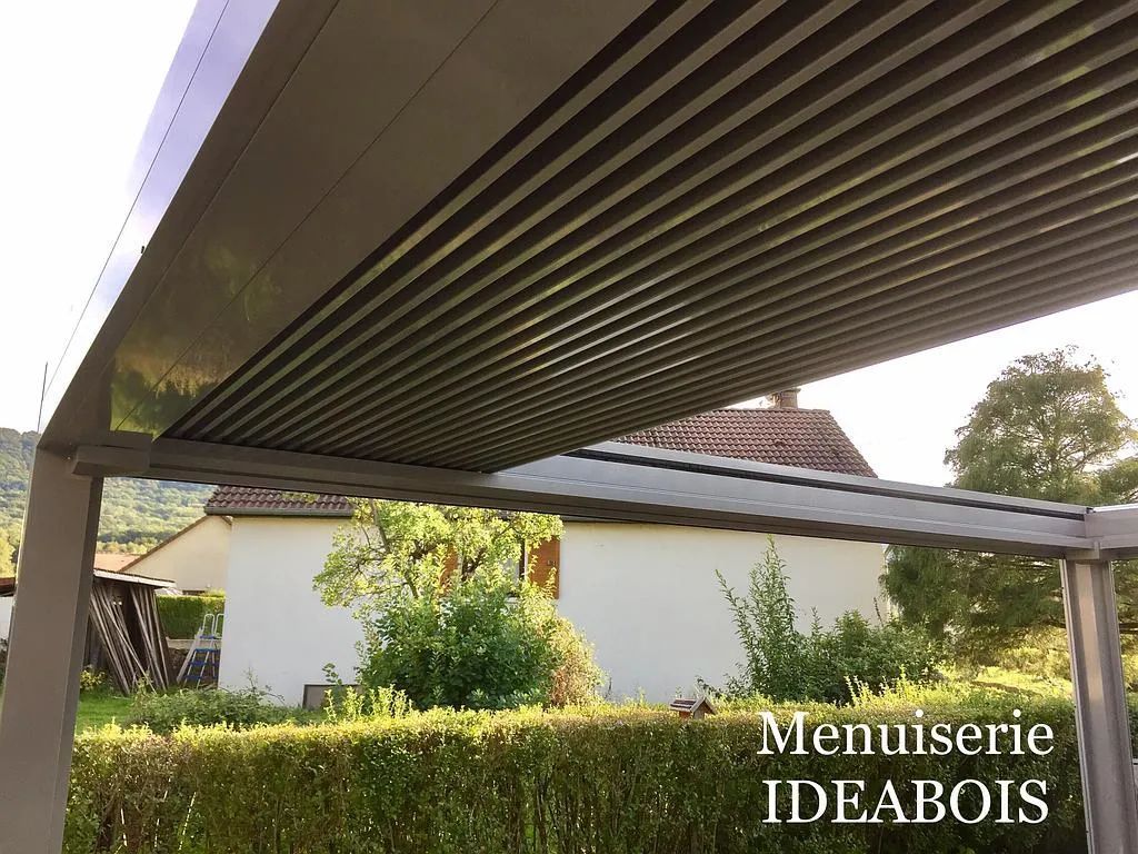 Pergola avec un toit ouvrant