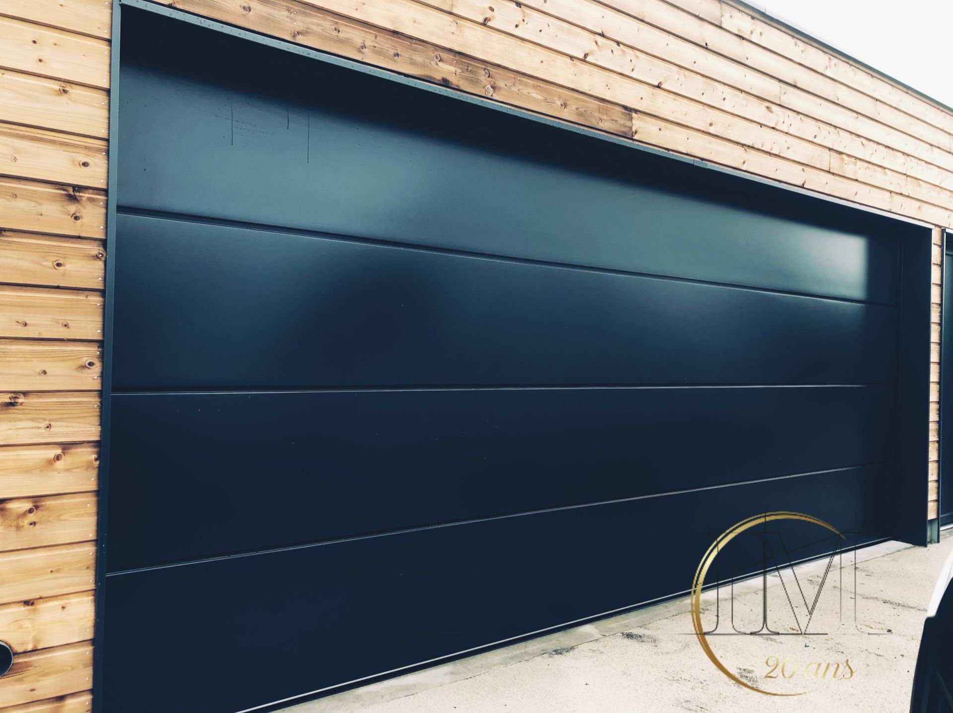 Porte de garage en métal noir