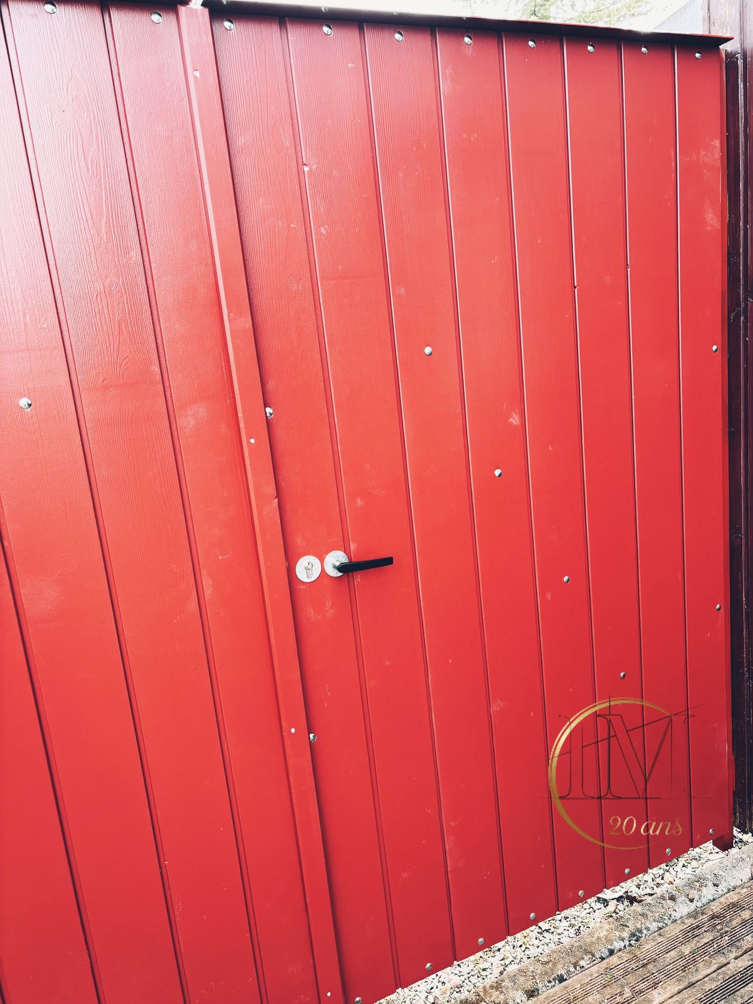Porte en bois rouge