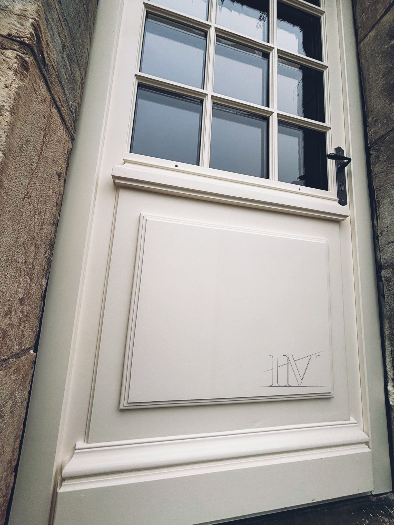 Une porte d'entrée en bois avec poignée