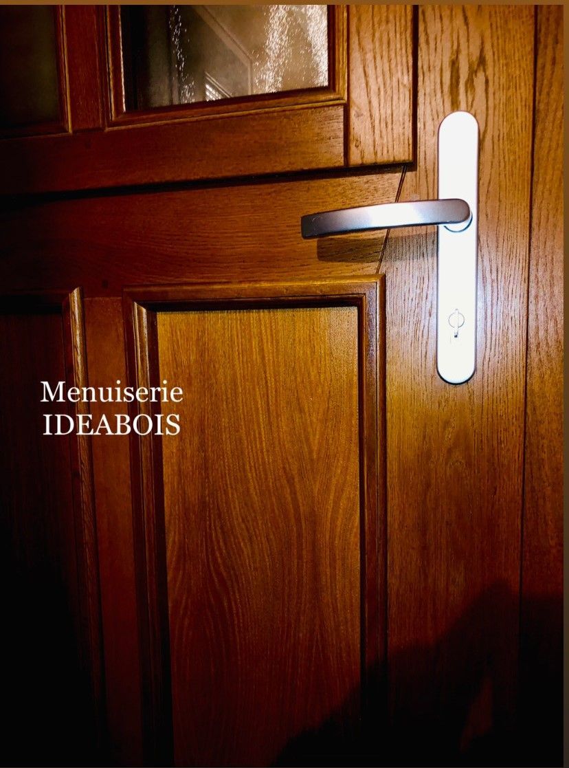 Porte en bois avec poignée argentée, 