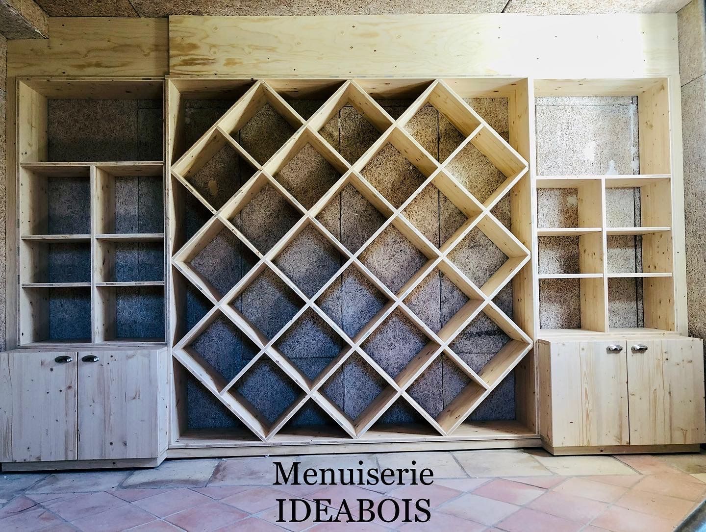 Casier à vin avec étagères