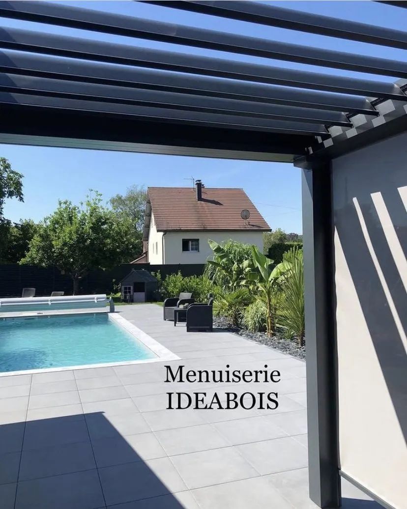Une pergola avec des lames orientables