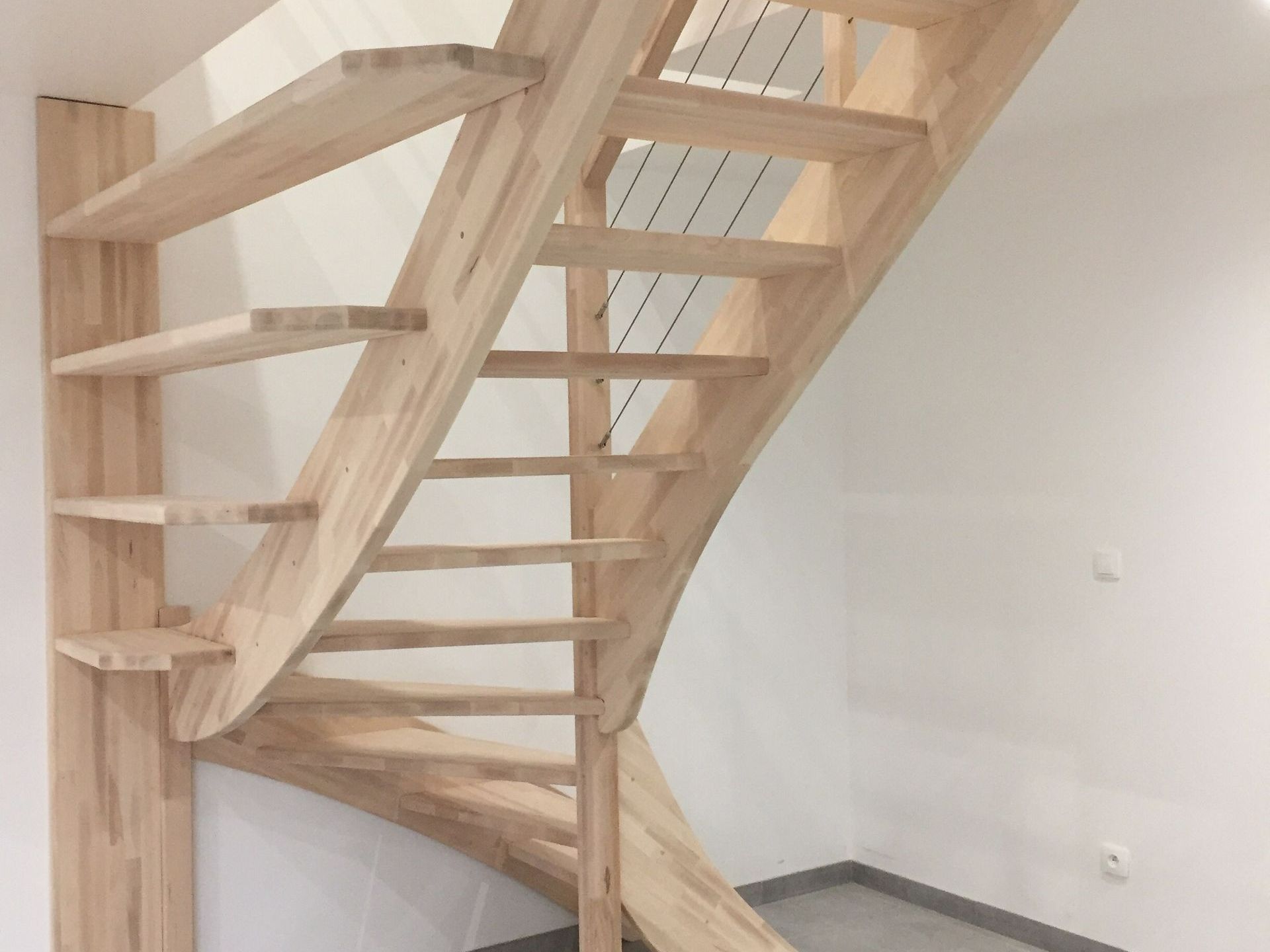 Un escalier droit en bois avec une rampe