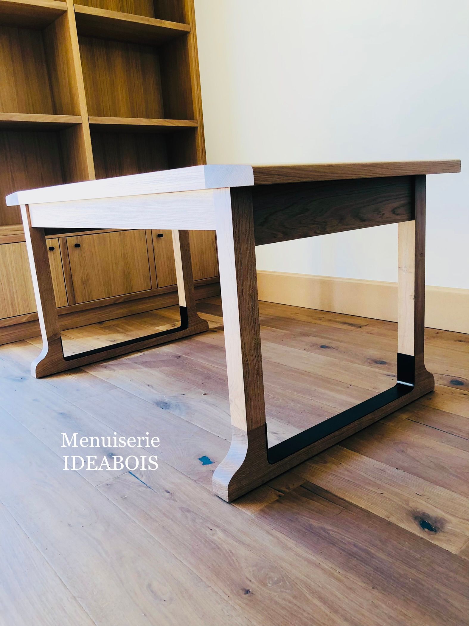 Une table de type console en bois